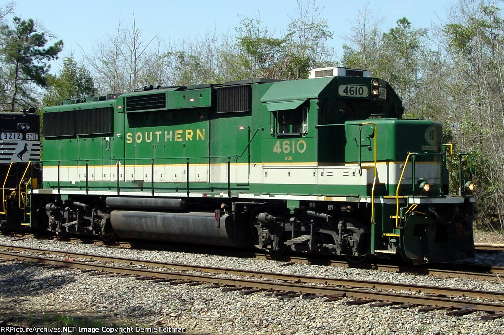 Southern Railway (Norfolk Southern) GP59 #4610 builds G99's train 